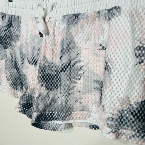 Fabletics Bristol Shorts NWT! Sz XL 14-16 Pink Gray White Camo Mesh Overlay - Picture 3 of 7